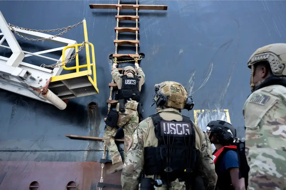 Personnel des garde-côtes américains et du FBI montant à bord d’un pétrolier pour enquêter sur une cyberattaque